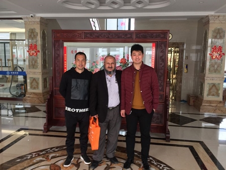 Group photos with customers both at home and abroad
