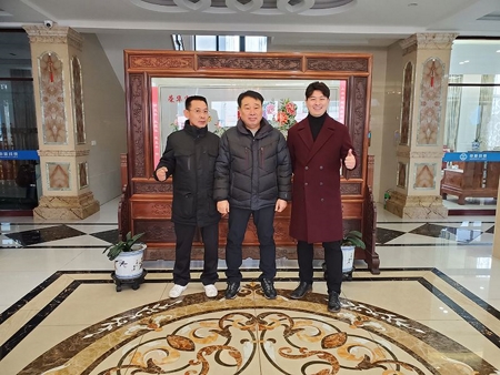 Group photos with customers both at home and abroad